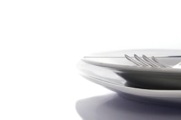 Çatal ve bıçak bir tabakta — Stok fotoğraf