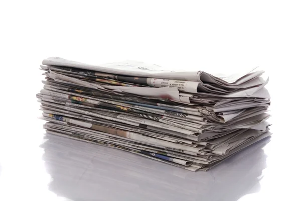 Vieux journaux et magazines sur une pile — Photo