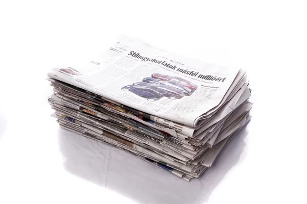 Старые газеты и журналы на куче — стоковое фото