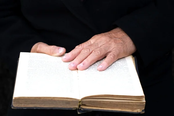 Senior händer på gamla boken — Stockfoto