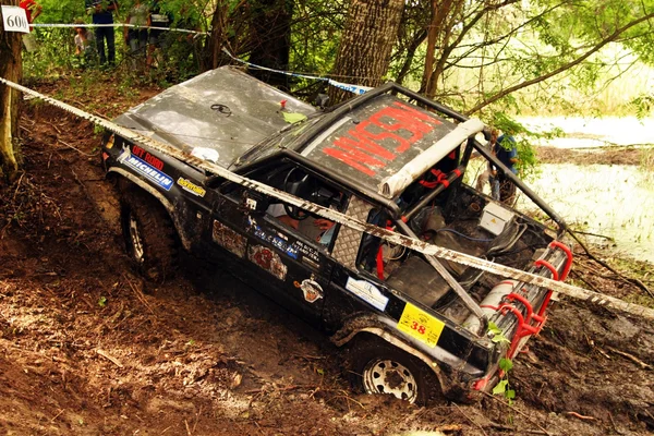 4x4 action through a huge mud hole. — Stock Photo, Image