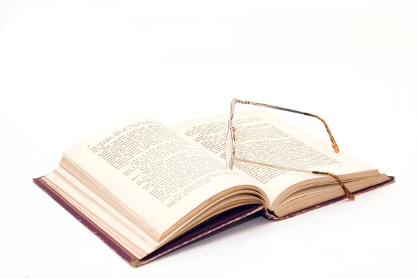 Offenes Buch und Brille — Stockfoto