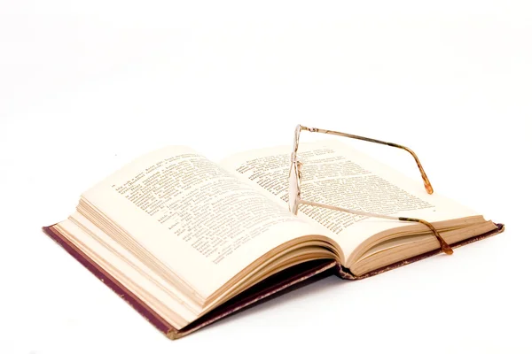 Öppna boken och glasögon — Stockfoto