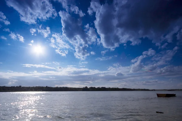 Barcos ao pôr do sol no rio Danúbio — Fotografia de Stock