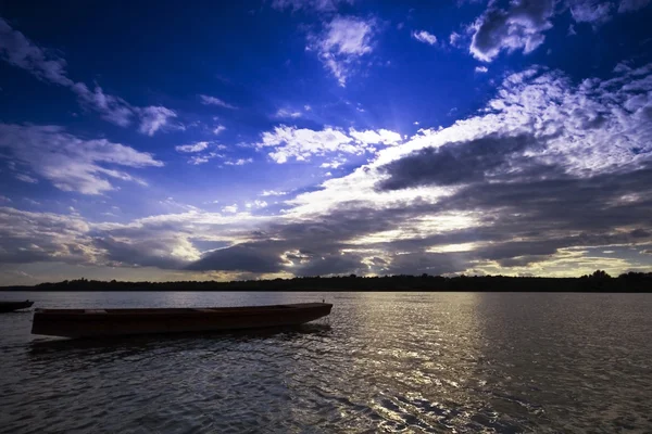 Barcos ao pôr do sol no rio Danúbio — Fotografia de Stock
