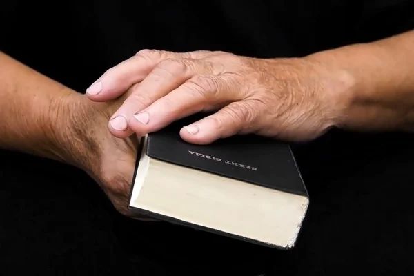 Le mani di Senior sul vecchio libro — Foto Stock