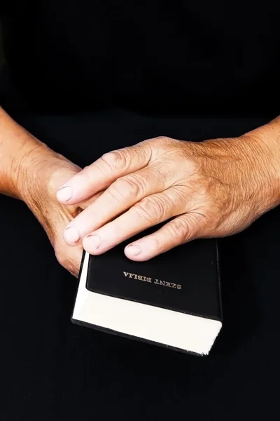 Senior 's handen op het oude boek — Stockfoto