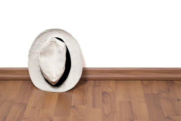 Шляпа на стене — стоковое фото