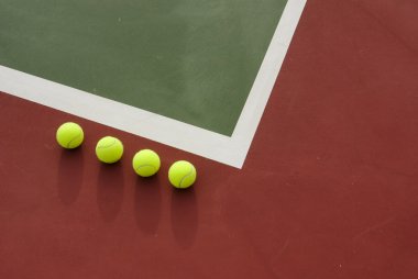 dört tenis top sahası.