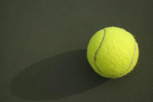 Жовтий тенісний м'яч — стокове фото