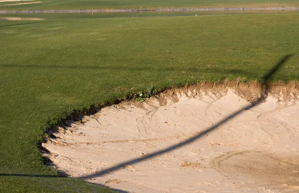 Golf veld met zand trap — Stockfoto