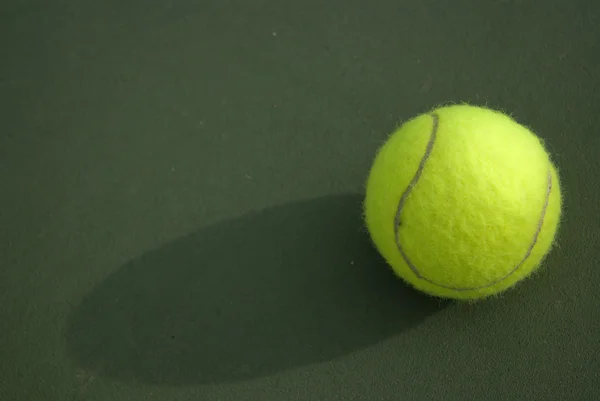 Жовтий тенісний м'яч — стокове фото