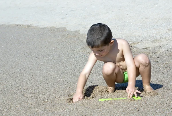 Brincando na areia — Fotografia de Stock
