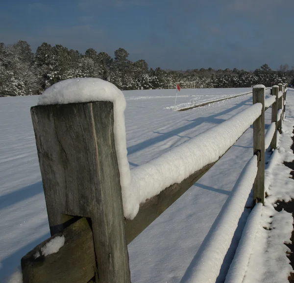 Zaun im Schnee — Stockfoto