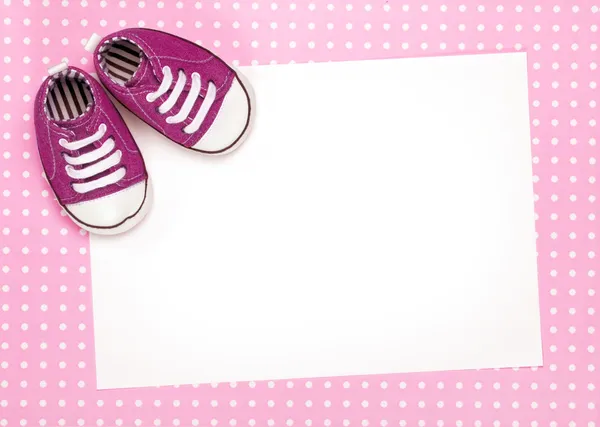 Lege kaart met roze baby schoenen — Stockfoto