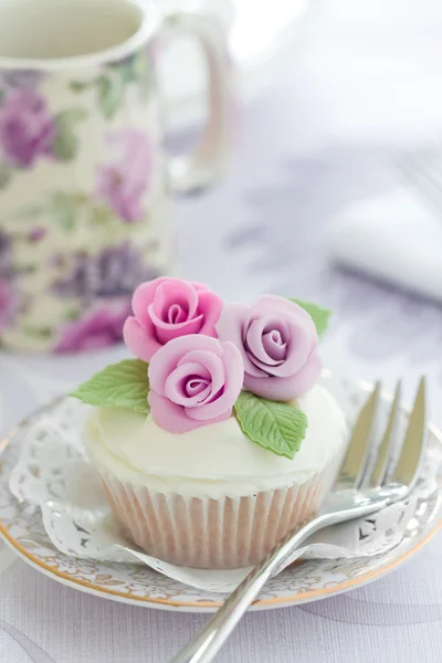 Фіолетовий троянди кекс — стокове фото
