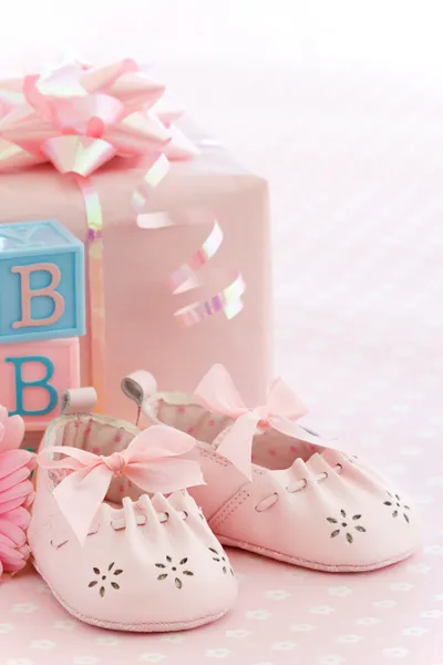 Sapatos de bebê rosa — Fotografia de Stock