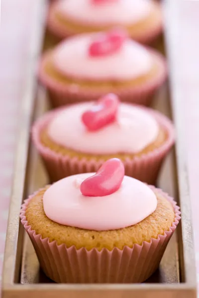 Fila de cupcakes rosados — Foto de Stock