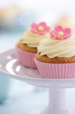 Pembe çiçek cupcakes