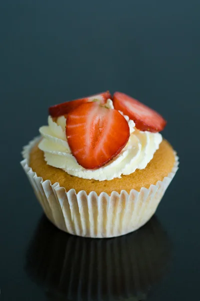 Όπλα στο φράκτηStrawberry cupcake — Stockfoto