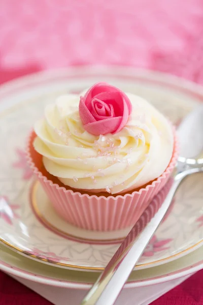 バラのつぼみのカップケーキ — ストック写真