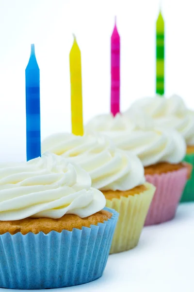 Rij van verjaardag cupcakes — Stockfoto