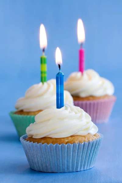 3 つの誕生日のカップケーキ — ストック写真