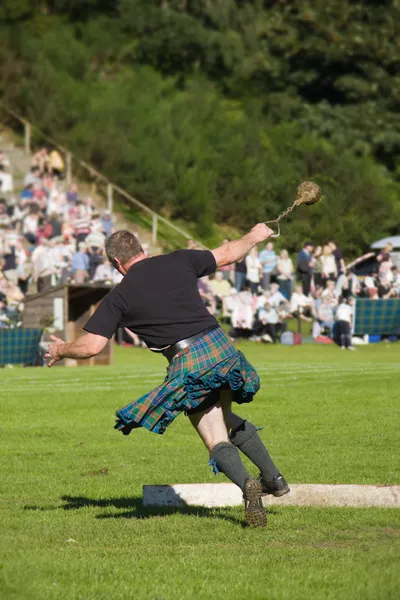 Scotsman konkurrerar på highland games — Stockfoto