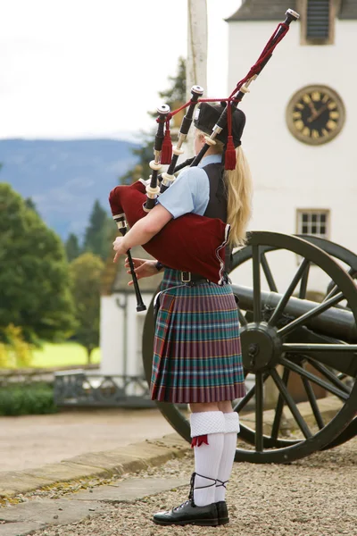 Scottish bagpiper outside Blair Castle — Stock Photo, Image