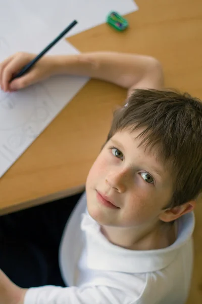Jongen het doen van huiswerk/tekening — Stockfoto