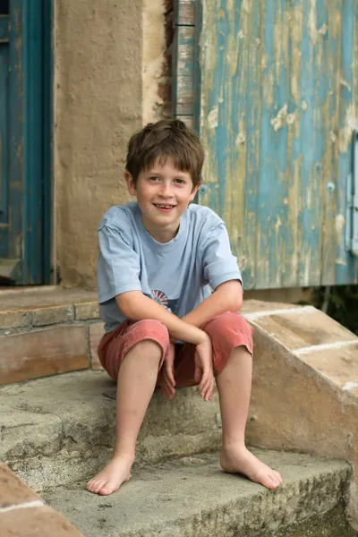 Χαμογελώντας αγόρι καθιστός σε βήματα — Φωτογραφία Αρχείου