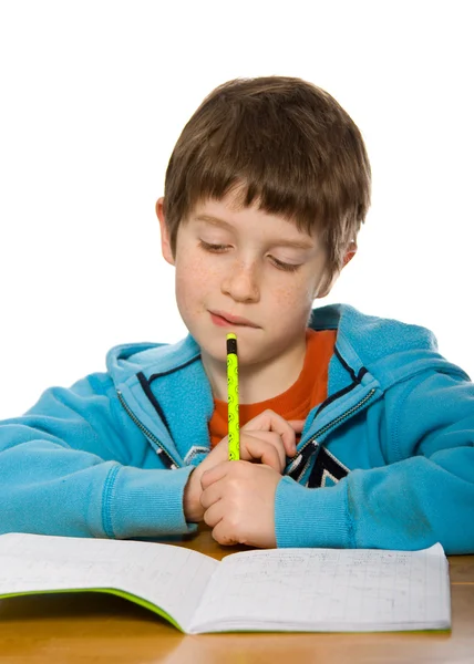 Junge macht Hausaufgaben — Stockfoto