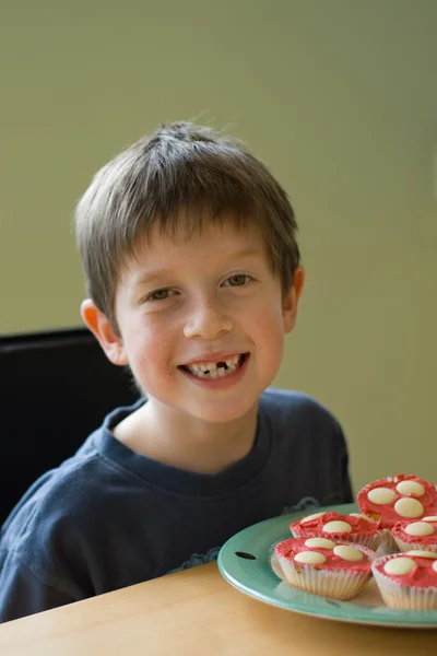 Αγόρι με cupcakes — Φωτογραφία Αρχείου