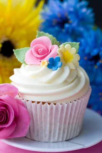 Цветочный кекс — стоковое фото