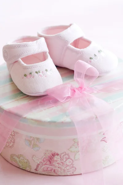 Sapatos de bebê rosa — Fotografia de Stock