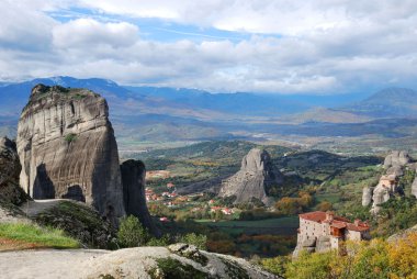 Meteora dağlar ve ortodox Manastırı