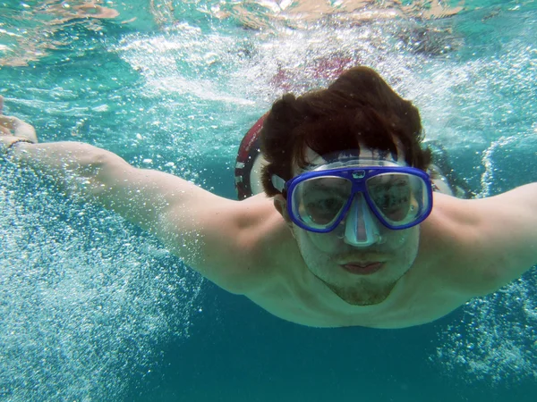 Homens mergulhar com bolhas — Fotografia de Stock