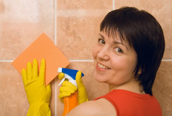 Домогосподарка очищає плитку Ліцензійні Стокові Фото
