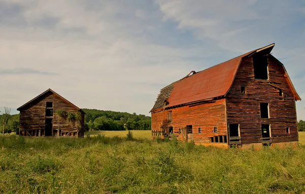 Két régi elhagyott faház az ország. — Stock Fotó