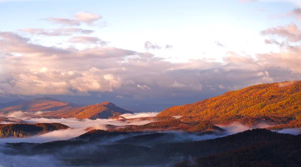 Jesienny poranek góry i mgła. — Zdjęcie stockowe