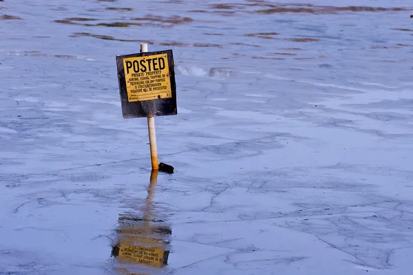 Signo de propriedade privada postado em uma lagoa . — Fotografia de Stock