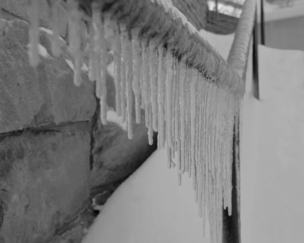 Επικίνδυνη πάγο καλυμμένα κάγκελο. — Φωτογραφία Αρχείου