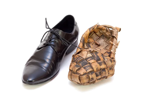 Men's shoes and Russian bast shoes — Stock Photo, Image