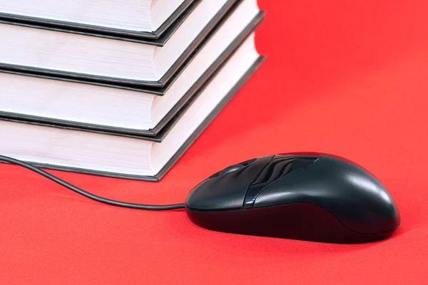Livros e mouse de computador — Fotografia de Stock