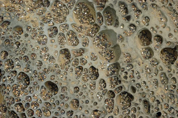 Kieselsteine in einer Sandsteinmulde — Stockfoto