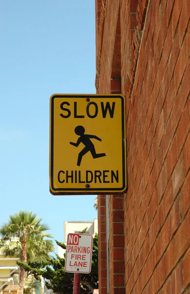 "Powolne dzieci "znak — Zdjęcie stockowe