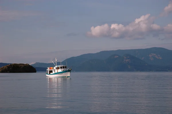 A single boat near the Lopez island — Stock Photo, Image