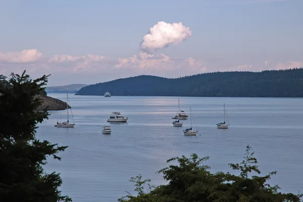 Barcos à deriva perto da ilha Lopez — Fotografia de Stock