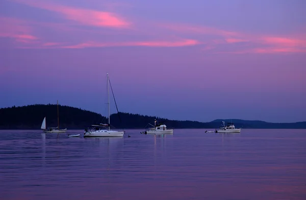 lopez Island Sahil gün batımında tekne