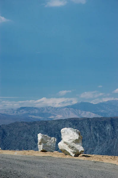 एक steep के किनारे पर बड़े चट्टानों — स्टॉक फ़ोटो, इमेज